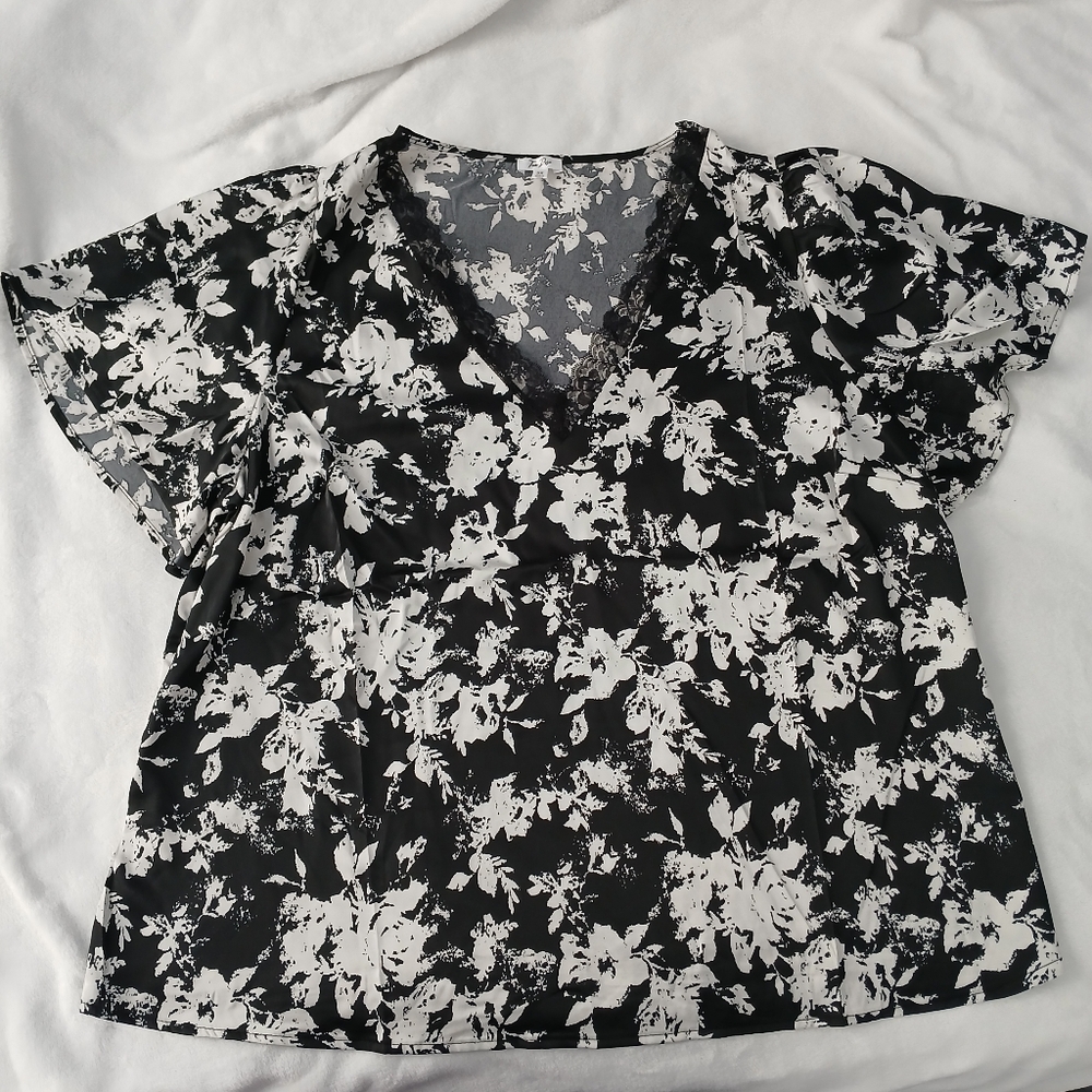 Tea Rose Womens Black Floral Blouse Size 3X Lace V Neck Trim Fluter Sleeve